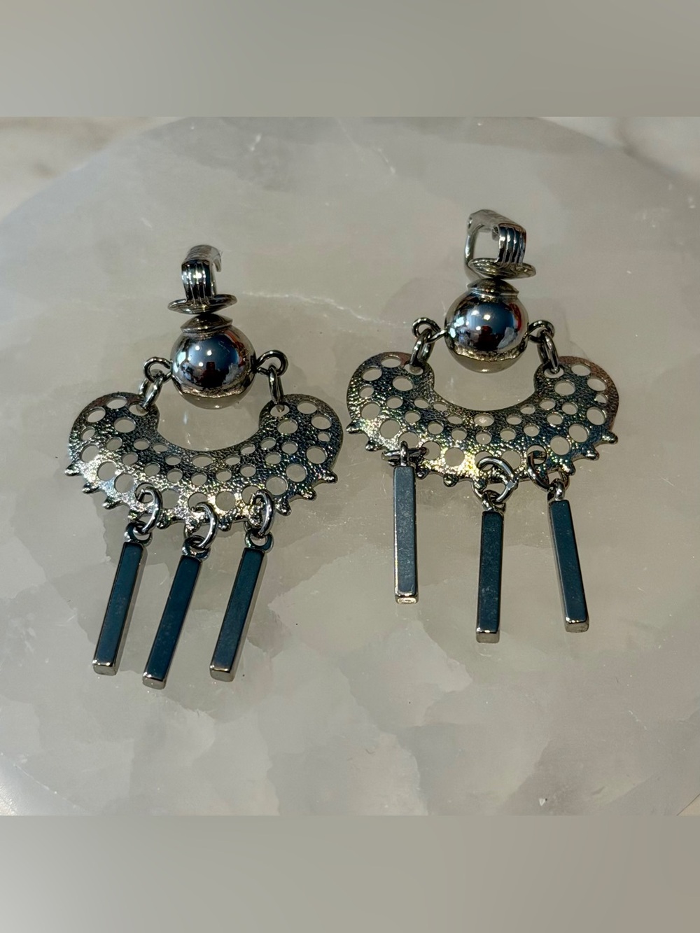 Sarah Coventry CHARISMA Silver Filigree Dangle Clip On Earrings Vintage 1973